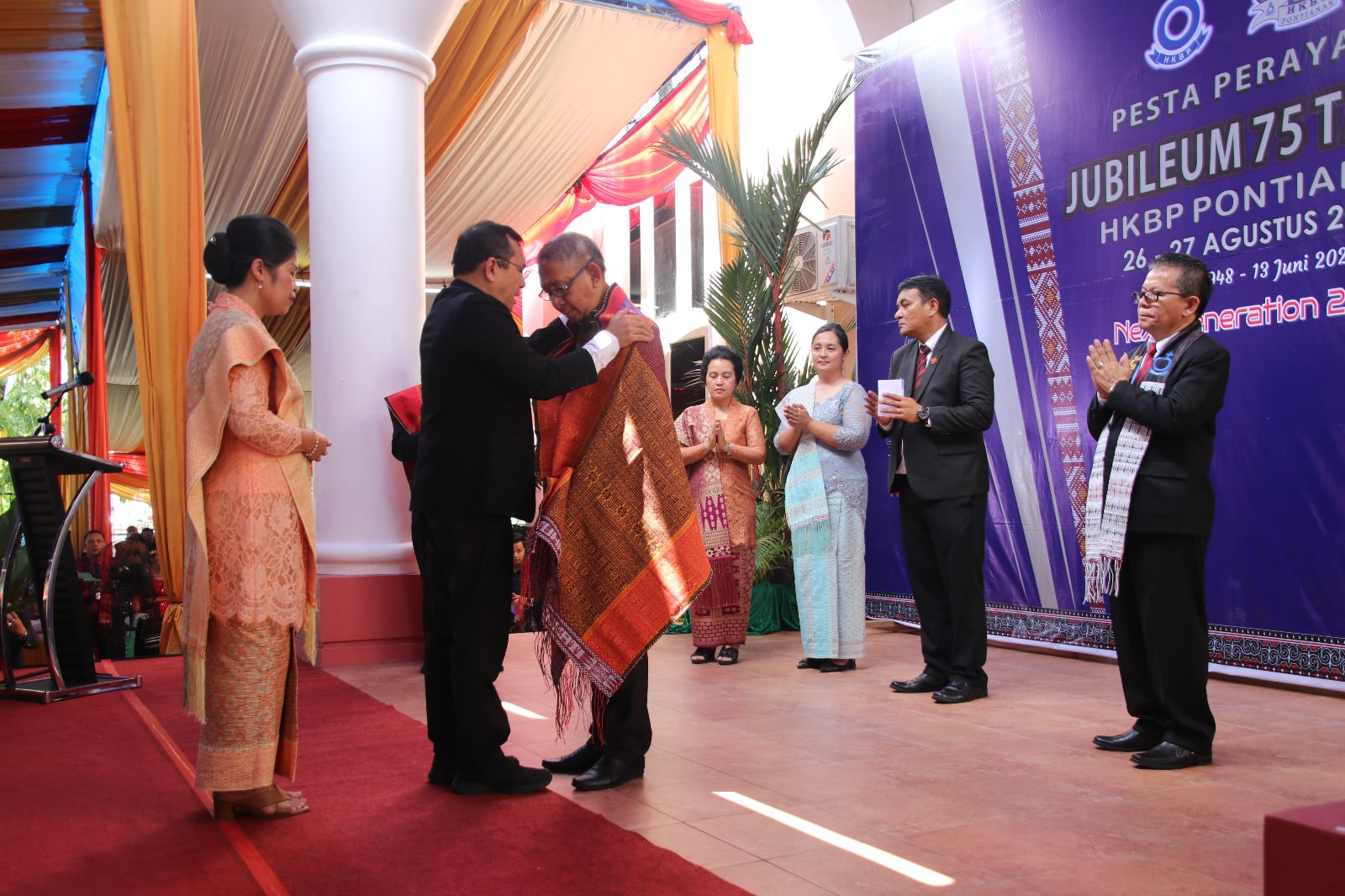 Gubernur Kalbar, Sutarmidji menghadiri perayaan Jubileum ke 75 HKBP Pontianak. (Foto: Jauhari)
