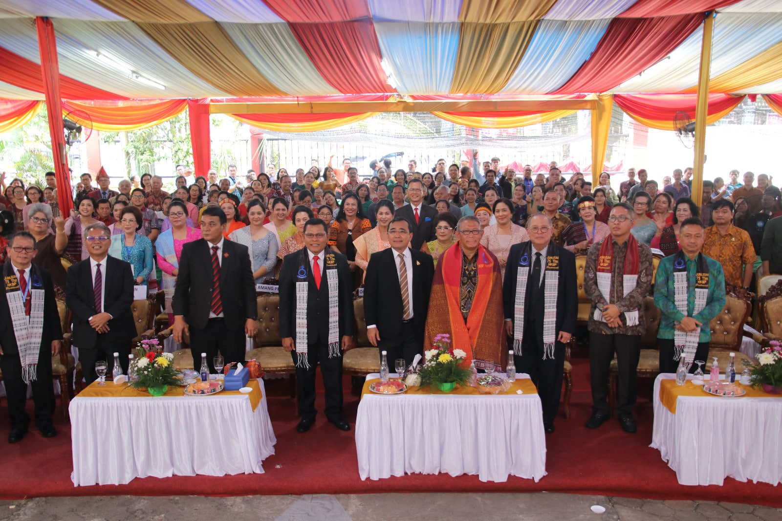 Gubernur Kalbar, Sutarmidji foto bersama dalam perayaan Jubileum ke 75 HKBP Pontianak. (Foto: Jauhari).