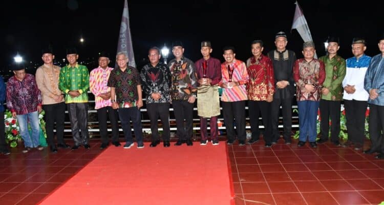 Foto bersama Pemkab Kayong Utara di malam pembukaan MTQ di Kabupaten Sanggau. (Foto: Santo)