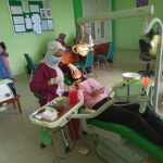 Seorang anak panti asuhan tengah diperiksa giginya oleh dokter gigi. (Foto: Indri)