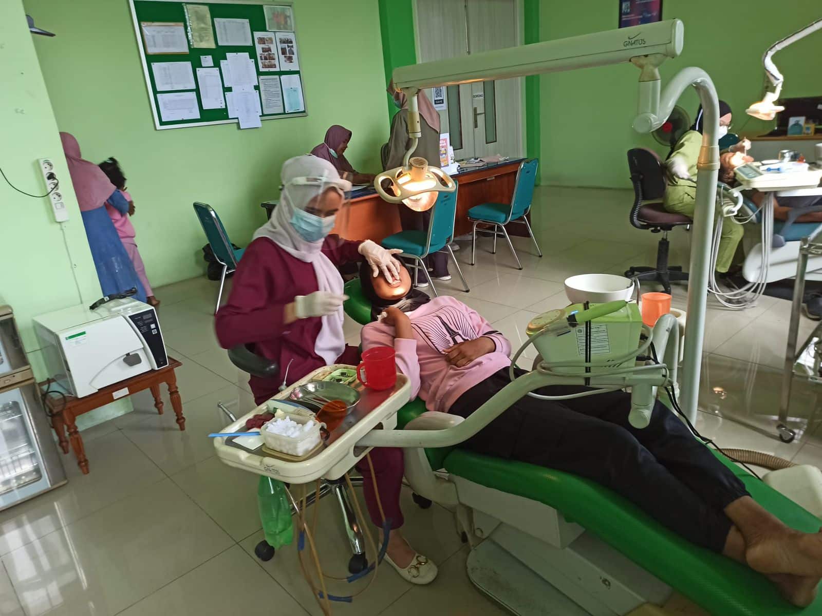 Seorang anak panti asuhan tengah diperiksa giginya oleh dokter gigi. (Foto: Indri)