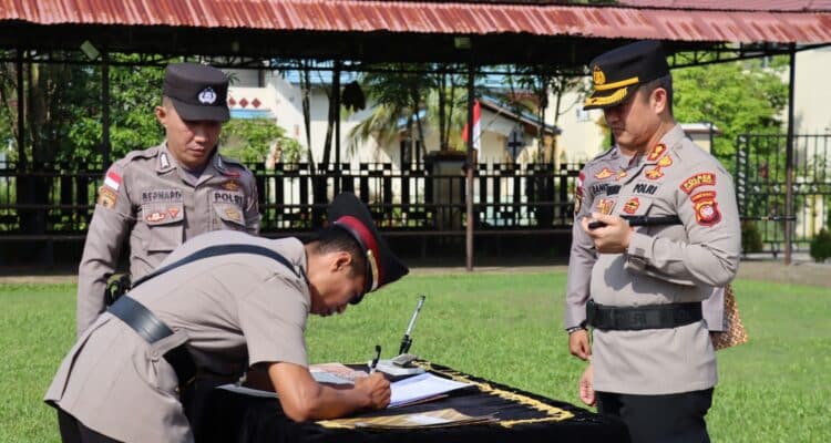 Kapolres Kapuas Hulu, AKBP Hendrawan memimpin upacara sertijab enam kapolsek. (Foto: Ishaq)