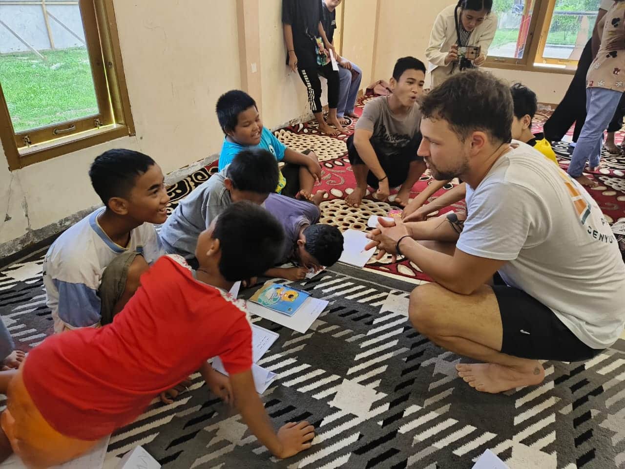 Aaron Hauenschild saat mengajarkan bahasa Inggris kepada anak-anak Panti Asuhan Pepabri. (Foto: Indri)