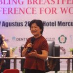 Ahli Gizi Komunitas, DR Tan Shot Yan memberikan paparan pada puncak peringatan Pekan Menyusui Dunia 2023 yang digelar oleh Asosiasi Ibu Menyusui Indonesia (AIMI) Kalbar, di Ballroom Hotel Mercure Pontianak, Minggu (27/08/2023). (Foto: Indri)