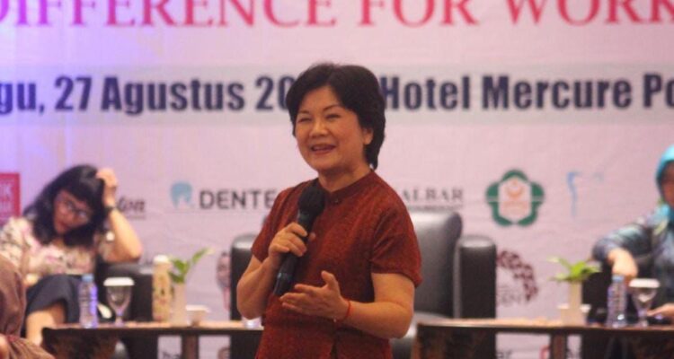 Ahli Gizi Komunitas, DR Tan Shot Yan memberikan paparan pada puncak peringatan Pekan Menyusui Dunia 2023 yang digelar oleh Asosiasi Ibu Menyusui Indonesia (AIMI) Kalbar, di Ballroom Hotel Mercure Pontianak, Minggu (27/08/2023). (Foto: Indri)