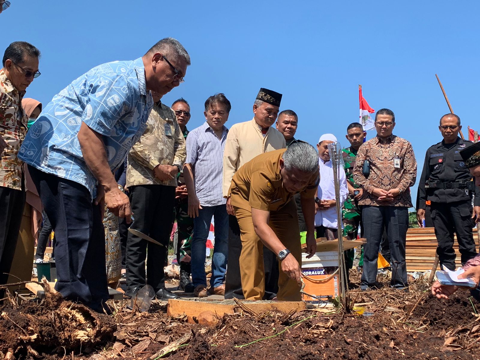 Bupati Kubu Raya, Muda Mahendrawan meletakkan batu pertama pembangunan rumah bersubsidi di Komplek Rajawali Residence, Jalan Wonodadi 2, Kubu Raya, Selasa (29/08/2023). (Foto: Indri)