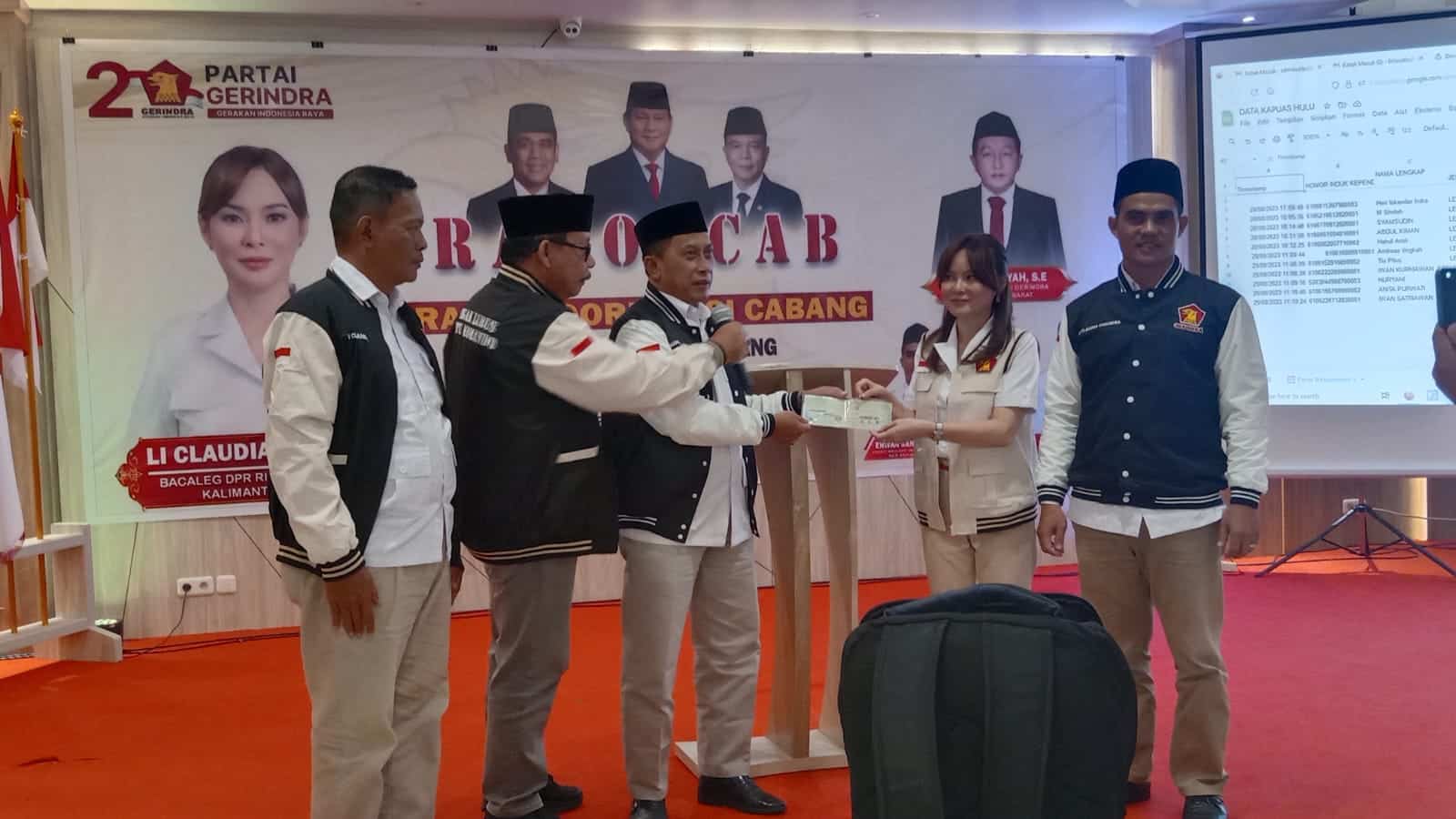 Bacaleg Partai Gerindra dapil Kalbar 2, Li Claudia Chandra hadir di Rakorcab DPC Partai Gerindra Kabupaten Kapuas Hulu. (Ishaq/KalbarOnline.com)