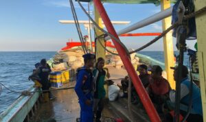 Direktorat Polairud Polda Kalimantan Barat mengamankan 2 kapal penangkap ikan di Perairan Leman, Kecamatan Karimata, Kabupaten Kayong Utara, Kalimantan Barat, pada 26 Agustus 2023. (Foto: Indri)