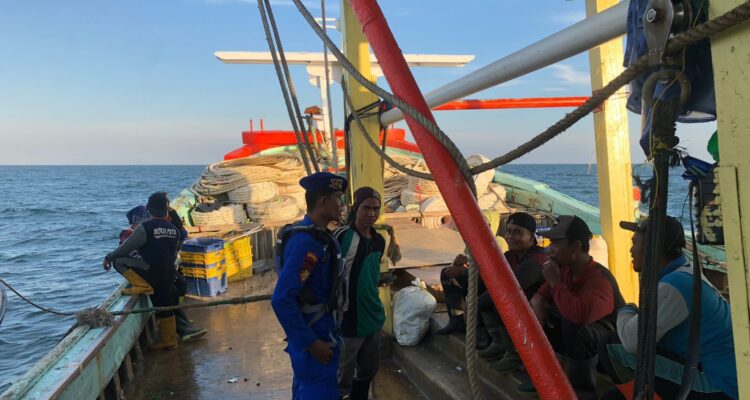 Direktorat Polairud Polda Kalimantan Barat mengamankan 2 kapal penangkap ikan di Perairan Leman, Kecamatan Karimata, Kabupaten Kayong Utara, Kalimantan Barat, pada 26 Agustus 2023. (Foto: Indri)