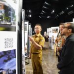 Wali Kota Pontianak, Edi Rusdi Kamtono melihat dokumentasi karya-karya para arsitek Kalbar pada HUT ke-34 IAI. (Foto: Indri)
