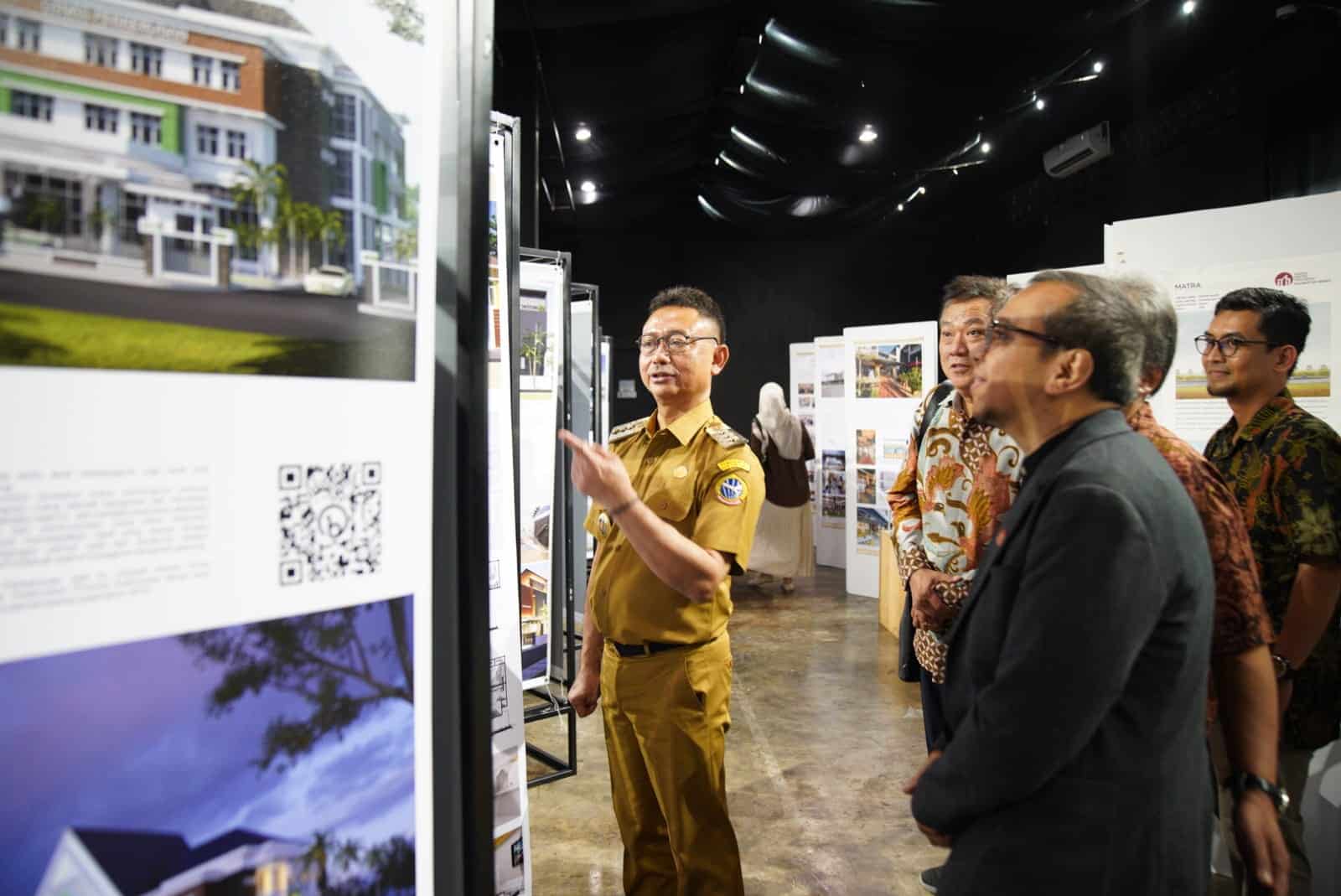Wali Kota Pontianak, Edi Rusdi Kamtono melihat dokumentasi karya-karya para arsitek Kalbar pada HUT ke-34 IAI. (Foto: Indri)