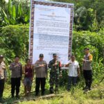 Muspika Kecamatan Bunut Hulu pasang baliho maklumat Kapolda Kalbar. (Ishaq/KalbarOnline.com)