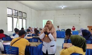 Mahasiswi Politeknik Aisyiyah melaksanakan penyuluhan cegah kasus DBD kepada warga Desa Pangkalan Buton. (Foto: Santo)