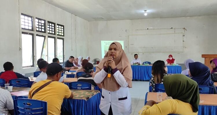 Mahasiswi Politeknik Aisyiyah melaksanakan penyuluhan cegah kasus DBD kepada warga Desa Pangkalan Buton. (Foto: Santo)