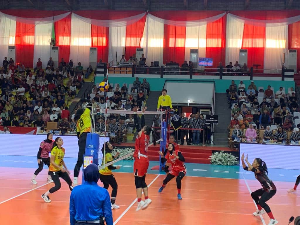 Tim voli putri Kalbar (kostum merah) masuk grand final setelah menang tiga set langsung dari Sulawesi Tenggara. (Foto: Indri)