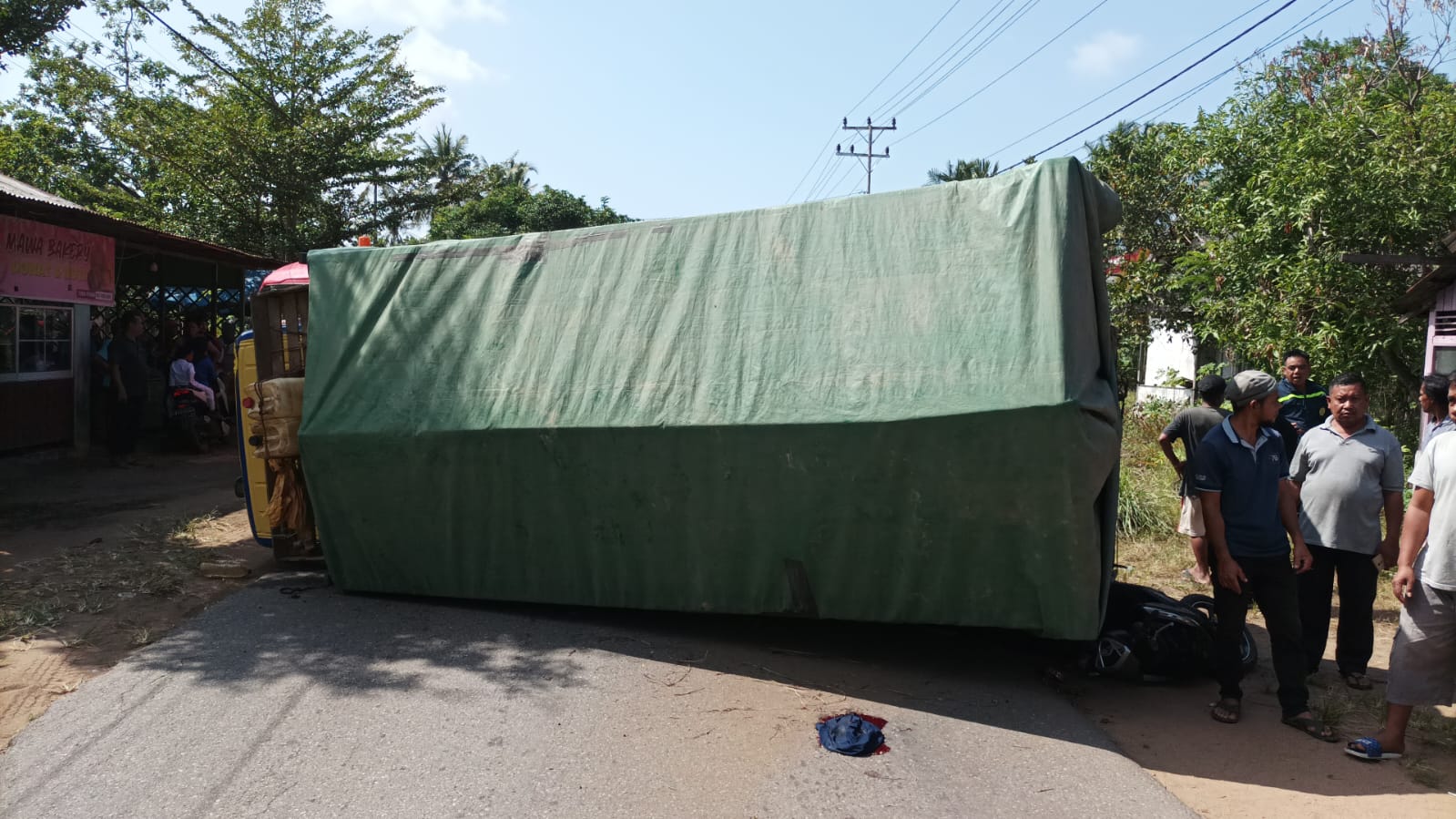 Kondisi truk terguling di tengah badan Jalan Rahadi Ismail, Desa Padang, Kecamatan Benua Kayong, Kabupaten Ketapang Kalimantan Barat, Rabu (30/08/2023). (Foto: Adi LC)