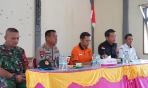 Bupati Kapuas Hulu, Fransiskus Diaan memberikan penjelasan kepada warga 5 kecamatan terkait pajak kendaraan berplat Malaysia. (Ishaq/KalbarOnline.com)