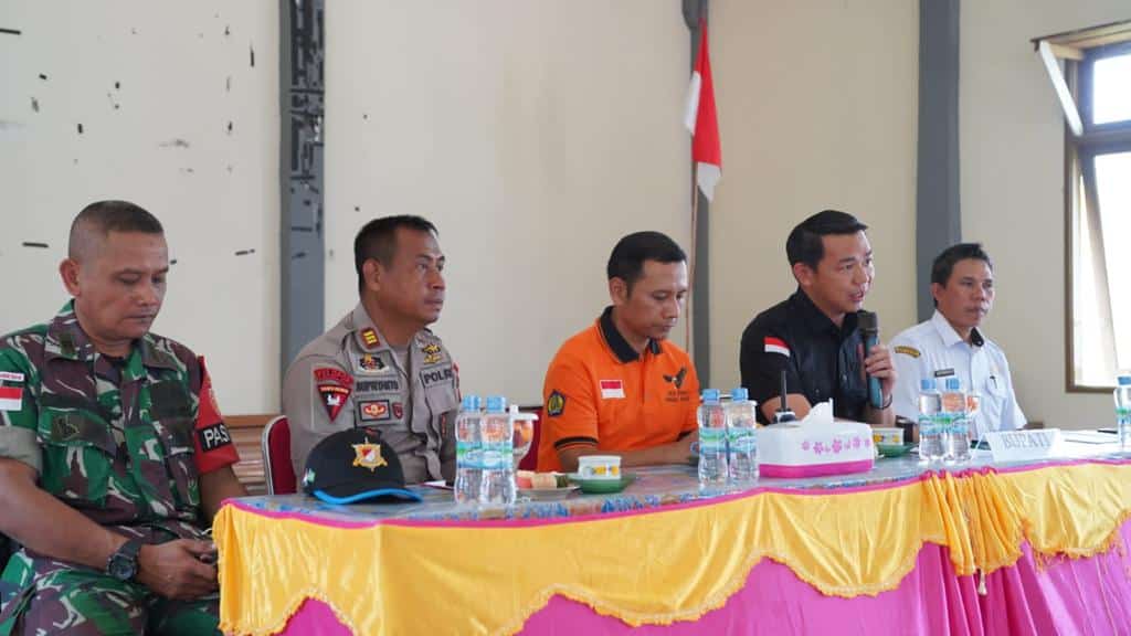 Bupati Kapuas Hulu, Fransiskus Diaan memberikan penjelasan kepada warga 5 kecamatan terkait pajak kendaraan berplat Malaysia. (Ishaq/KalbarOnline.com)