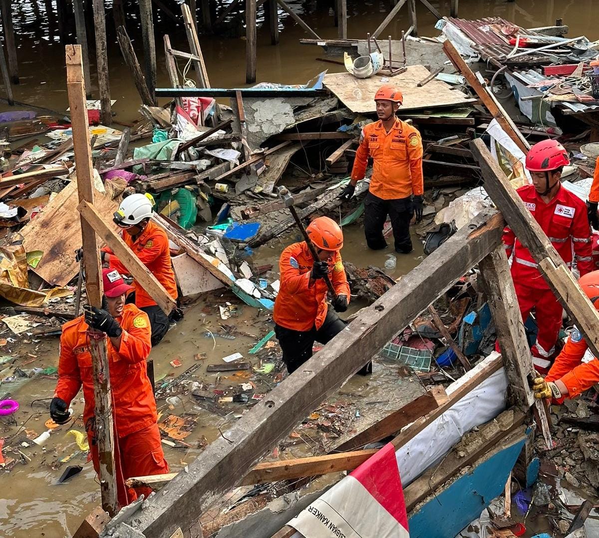 Tim SAR gabungan melakukan pencarian terhadap korban rumah roboh di tepi Sungai Kapuas, Kota Pontianak. (Foto: Tim SAR)