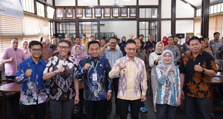 Foto bersama peserta Lokakarya Pemangku Kepentingan, di Aula Muis Amin Bappeda Kota Pontianak, Kamis (31/08/2023). (Foto: Indri)