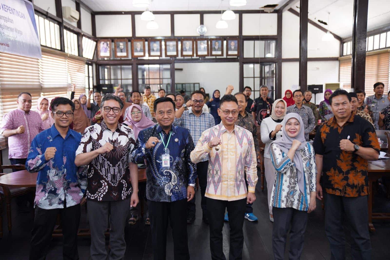 Foto bersama peserta Lokakarya Pemangku Kepentingan, di Aula Muis Amin Bappeda Kota Pontianak, Kamis (31/08/2023). (Foto: Indri)