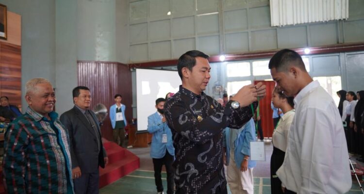 Bupati Kapuas Hulu, Fransiskus Diaan mengalungkan tanda peserta PKKMB-PDD Polnep Kabupaten Kapuas Hulu Angkatan 2023, Kamis (31/08/2023). (Foto: Ishaq)
