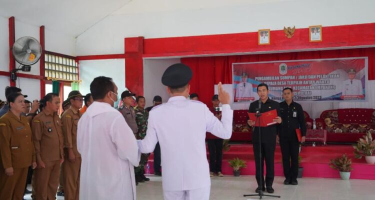 Bupati Kapuas Hulu, Fransiskus Diaan melantik Kades Kumang Jaya (PAW), Francis Putra. (Ishaq/KalbarOnline.com)