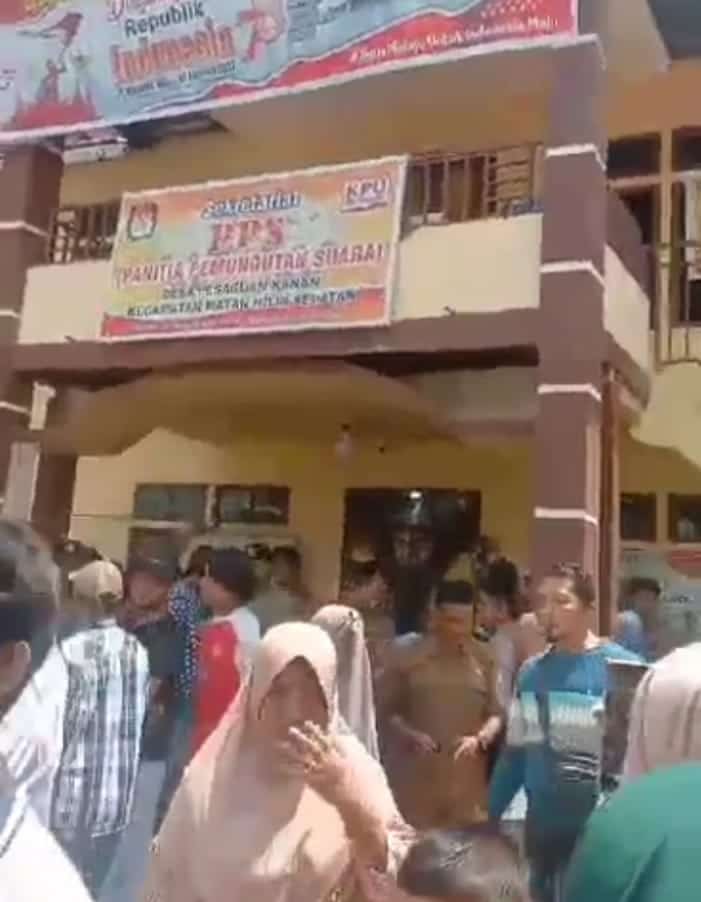 Cuplikan video aksi sejumlah warga menyegel kantor Desa Pesaguan Kanan, Kecamatan Matan Hilir Selatan, Kabupaten Ketapang, Provinsi Kalbar. (Foto: Adi LC)