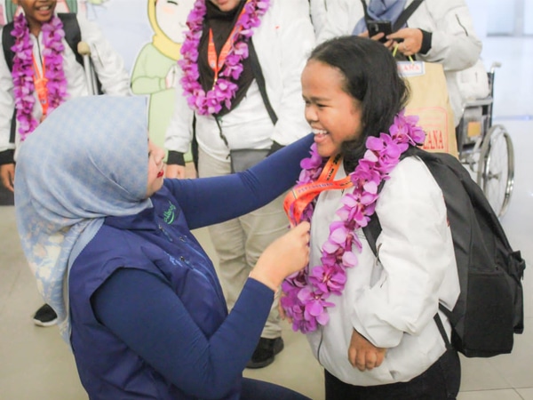 Kadisporapar Kalbar Windy Prihastari menyambut kedatangan kontingen Peparpenas Kalbar usai berlaga di ajang Peparpenas X Palembang