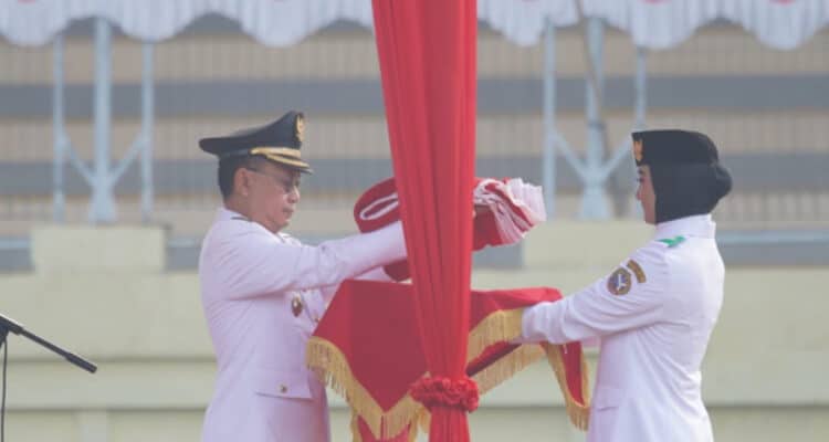 Wali Kota Pontianak, Edi Rusdi Kamtono memimpin jalannya pelaksanaan upacara pengibaran bendera merah putih dalam rangka HUT ke-78 RI di Lapangan Keboen Sajoek PSP