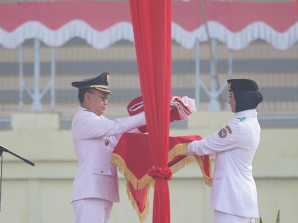 Wali Kota Pontianak, Edi Rusdi Kamtono memimpin jalannya pelaksanaan upacara pengibaran bendera merah putih dalam rangka HUT ke-78 RI di Lapangan Keboen Sajoek PSP