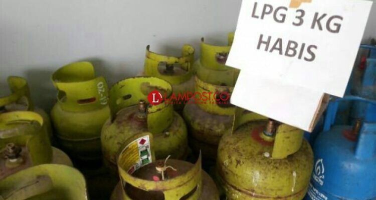 Ilustrasi kelangkaan gas elpiji 3 Kg. (Foto: Istimewa/Lampost.co)