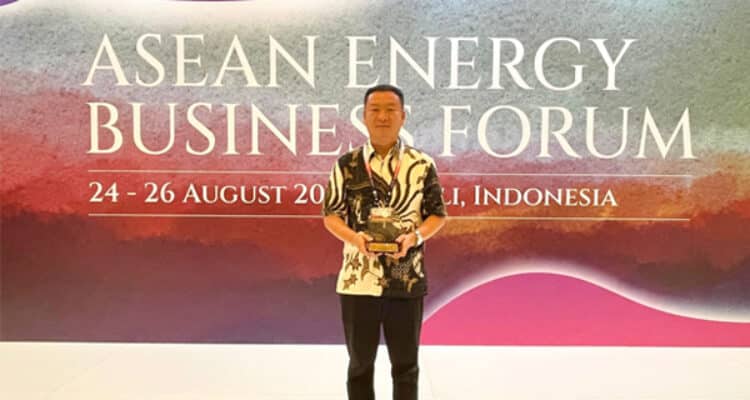 Direktur WHW, Deyong Tian menerima Penghargaan ASEAN Energy Awards 2023