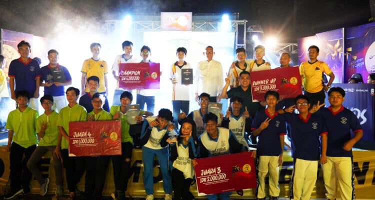Gubernur Kalbar Sutarmidji foto bersama para juara Turnamen Mobile Legends Piala Gubernur Kalbar musim kedua kategori pelajar