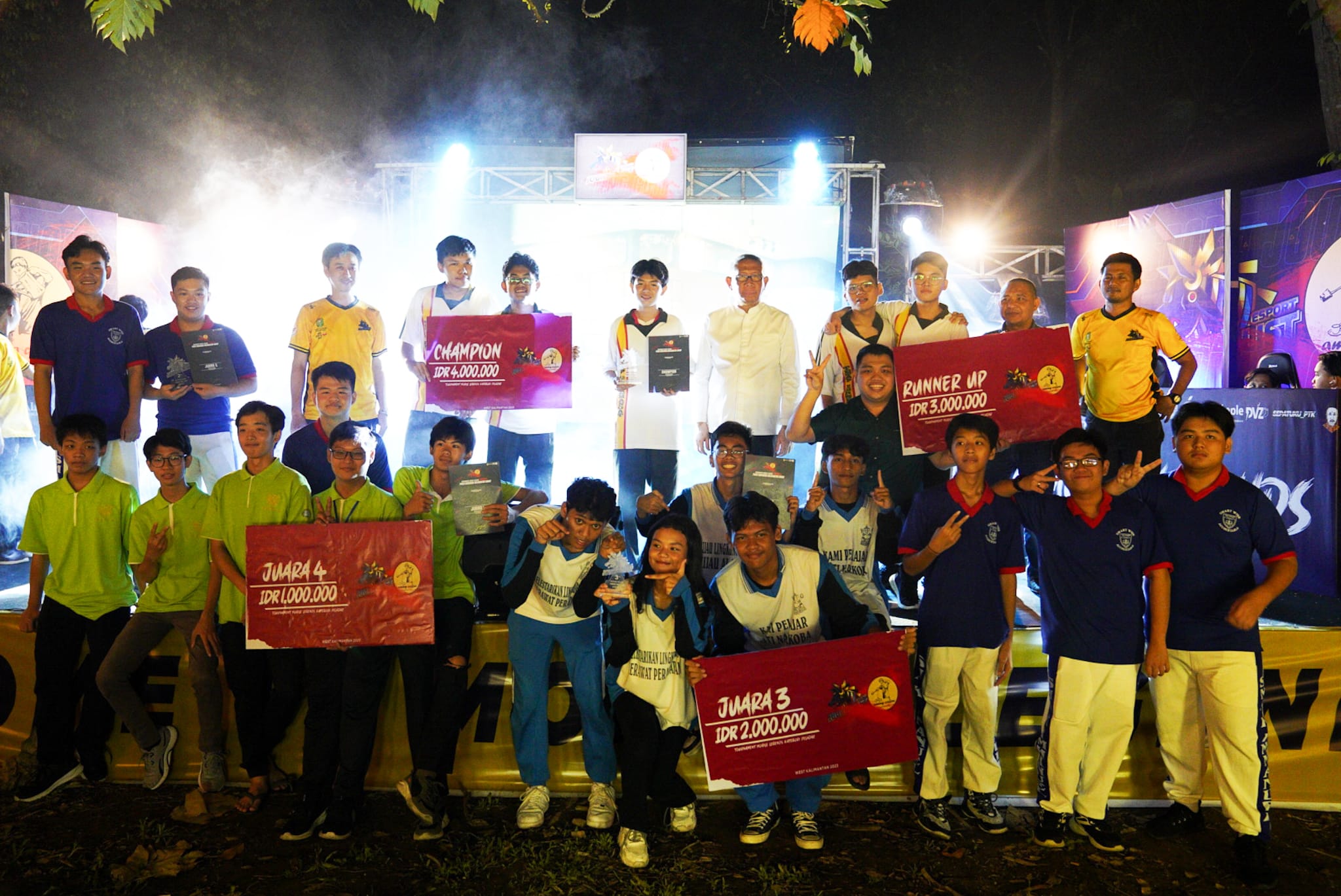 Gubernur Kalbar Sutarmidji foto bersama para juara Turnamen Mobile Legends Piala Gubernur Kalbar musim kedua kategori pelajar