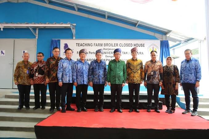 Gubernur Kalimantan Barat, Sutarmidji foto bersama di sela-sela penyerahan bantuan PT Charoen Pokphand Indonesia (CPI) Tbk kepada Universitas Tanjungpura (Untan) Pontianak, Kamis (31/08/2023). (Foto: Jauhari)