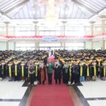 Gubernur Kalimantan Barat, Sutarmidji foto bersama saat menghadiri wisuda ke 21 periode Agustus 2023 Universitas Terbuka Pontianak, di Auditorium Untan Pontianak, Kamis (31/08/2023). (Foto: Jauhari)