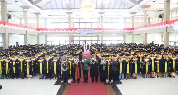 Gubernur Kalimantan Barat, Sutarmidji foto bersama saat menghadiri wisuda ke 21 periode Agustus 2023 Universitas Terbuka Pontianak, di Auditorium Untan Pontianak, Kamis (31/08/2023). (Foto: Jauhari)