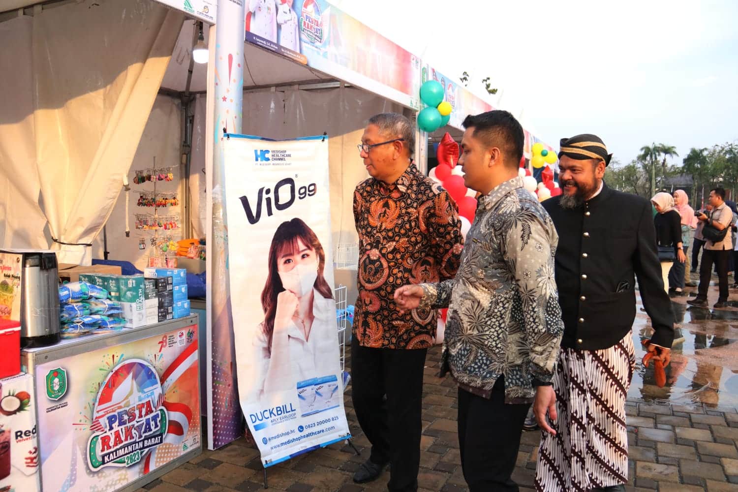 Gubernur Kalimantan Barat, Sutarmidji meninjau sejumlah stand UMKM usai membuka Event Pesta Rakyat di Halaman Kantor Gubernur Kalbar, Kamis (31/08/2023). (Foto: Jauhari)