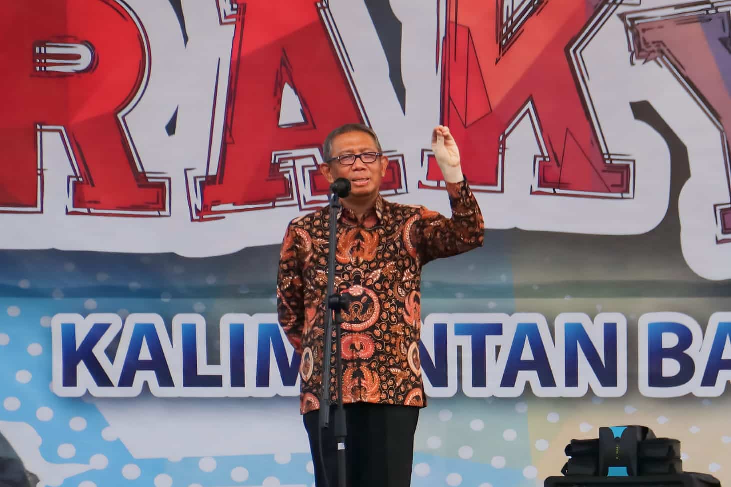 Gubernur Kalimantan Barat, Sutarmidji memberikan kata sambutan dalam pembukaan Event Pesta Rakyat di Halaman Kantor Gubernur Kalbar, Kamis (31/08/2023). (Foto: Jauhari)
