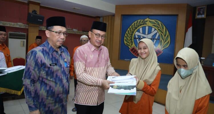 Wali Kota Pontianak, Edi Rusdi Kamtono menyerahkan secara simbolis bonus kepada para pemenang MTQ XXXI Tingkat Provinsi Kalbar. (Foto: Indri)