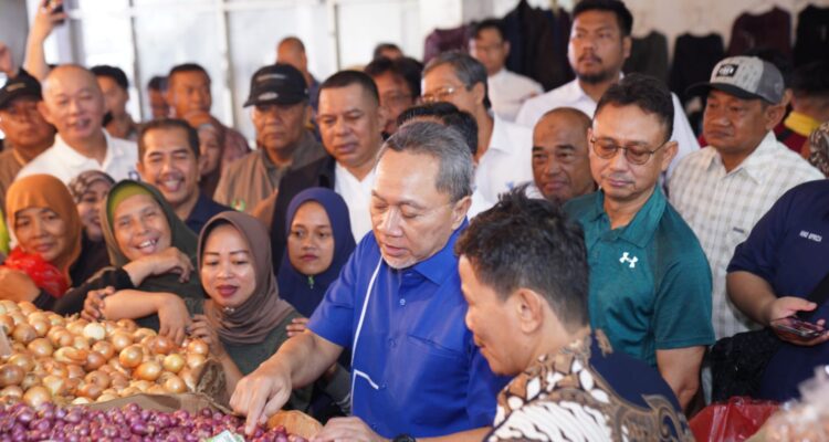Menteri Perdagangan RI, Zulkifli Hasan bersama Wali Kota Pontianak, Edi Rusdi Kamtono meninjau ketersediaan dan harga bahan pokok di Pasar Flamboyan. (Foto: Indri)