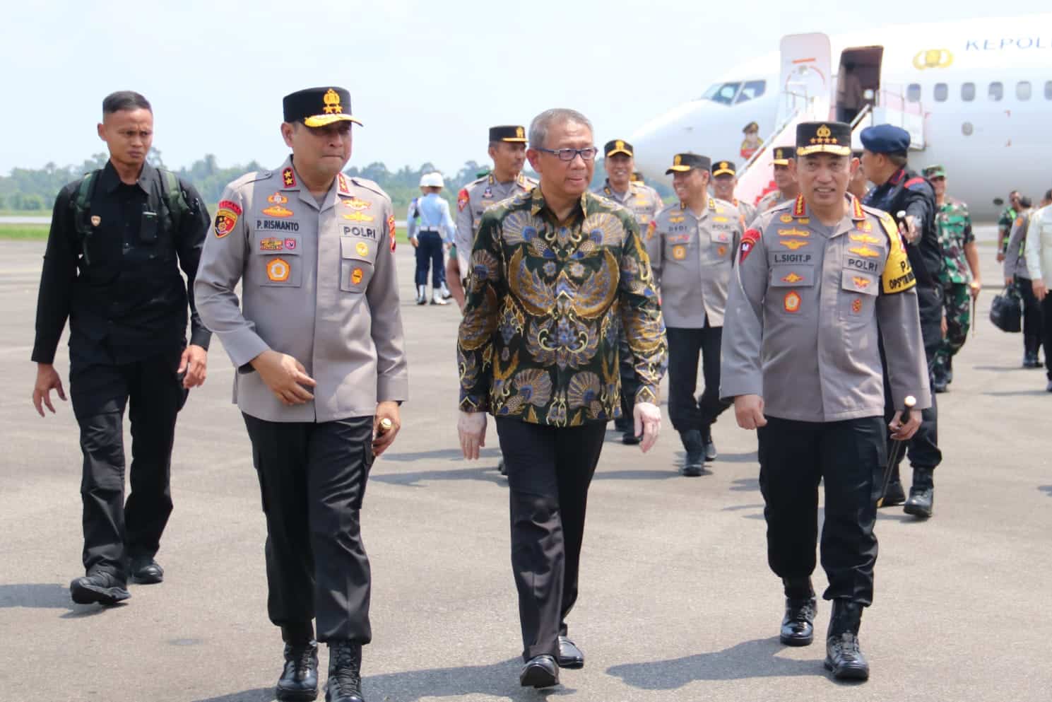 Kedatangan Kapolri, Jenderal Polisi Listyo Sigit Prabowo, di Bandara Supadio, Kalimantan Barat, Sabtu (02/09/2023). (Foto: Jauhari)