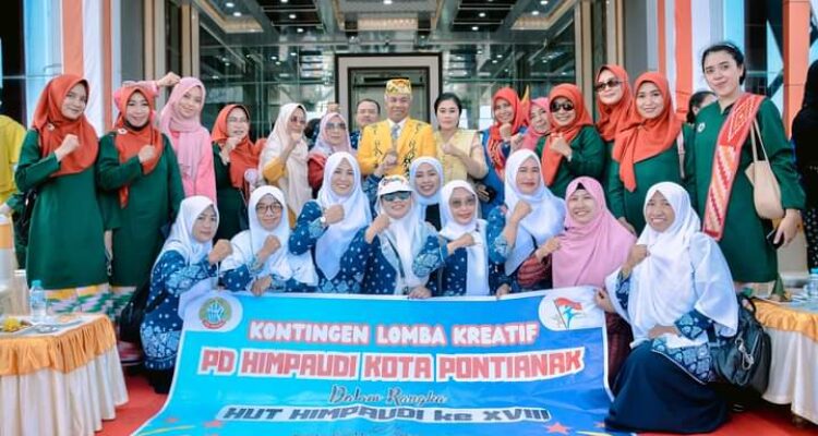 Foto bersama usai peringatan HUT Himpaudi se-Kalimantan Barat ke-XVIII, di Halaman Kantor Bupati Ketapang, Sabtu (02/09/2023). (Foto: Adi LC)