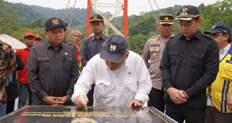 Menteri PUPR RI, M Basuki Hadimuljono meresmikan jembatan gantung Sepan Kereho. (Foto: Ishaq/KalbarOnline.com)