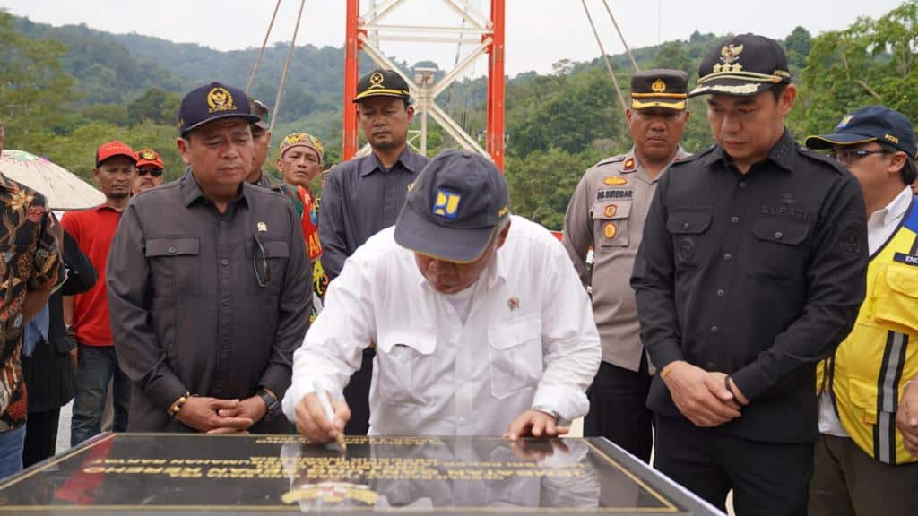 Menteri PUPR RI, M Basuki Hadimuljono meresmikan jembatan gantung Sepan Kereho. (Foto: Ishaq/KalbarOnline.com)