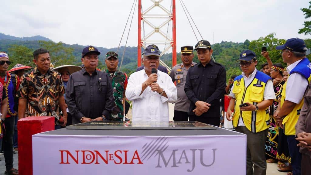 Menteri PUPR RI, M Basuki Hadimuljono memberikan kata sambutan dalam acara peresmian jembatan gantung Sepan Kereho. (Foto: Ishaq/KalbarOnline.com)