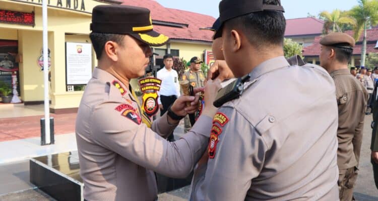 Kapolres Ketapang, AKBP Tommy Ferdian menyematkan pita tanda dimulainya Operasi Zebra Kapuas 2023 kepada salah satu personel, di halaman Mapolres Ketapang, Senin (04/09/2023) pagi. (Foto: Adi LC)