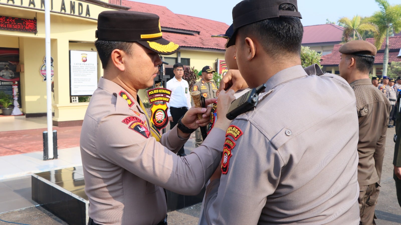 Kapolres Ketapang, AKBP Tommy Ferdian menyematkan pita tanda dimulainya Operasi Zebra Kapuas 2023 kepada salah satu personel, di halaman Mapolres Ketapang, Senin (04/09/2023) pagi. (Foto: Adi LC)