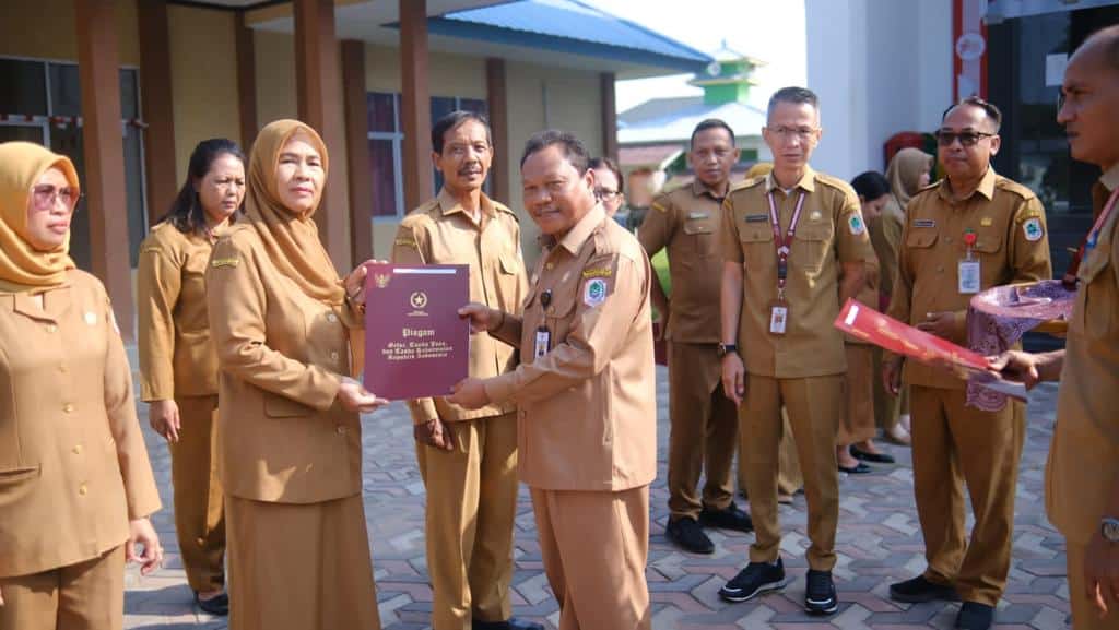 Sekda Kapuas Hulu, Mohd Zaini menyerahkan Satya Lencana kepada ASN Dinas Pendidikan dan Kebudayaan Kabupaten Kapuas Hulu. (Ishaq/KalbarOnline.com)